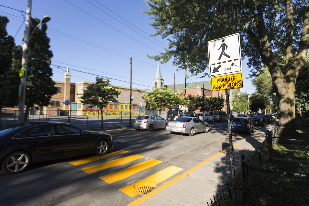 Traverse de piétons aux abords d'une école