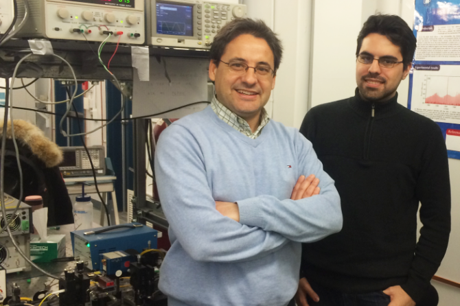 Le professeur José Azaña et Luis Romero Cortés, étudiant au doctorat en télécommunications et coauteur de l'article publié dans la revue Optica, dans leur laboratoire à l'INRS  