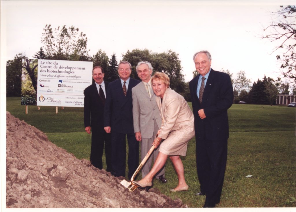 Première pelletée de terre en juin 2001 (de g. à dr. : Pierre Bélanger, Gilles Vaillancourt, Pierre Lapointe, Pauline Marois (alors PM), David Cliche