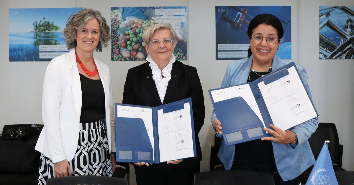 Award presented to Monique Lacroix, Director of the CIC