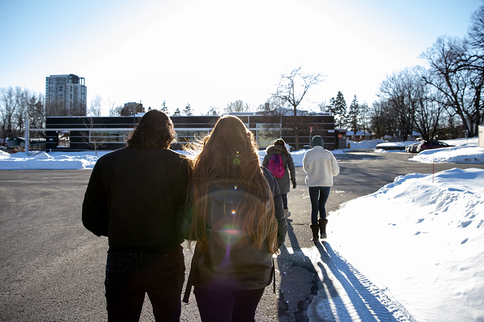 Étudiantes et étudiants qui marchent vers le campus.