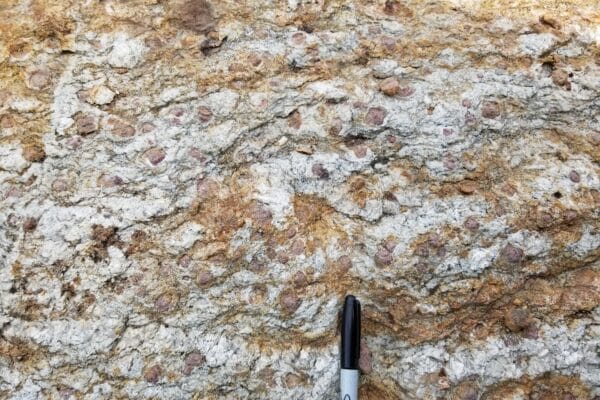 Évaluation du contexte géodynamique propice aux minéralisations en Ni-Cu-Co-EGP dans les suites anorthositiques de Grenville