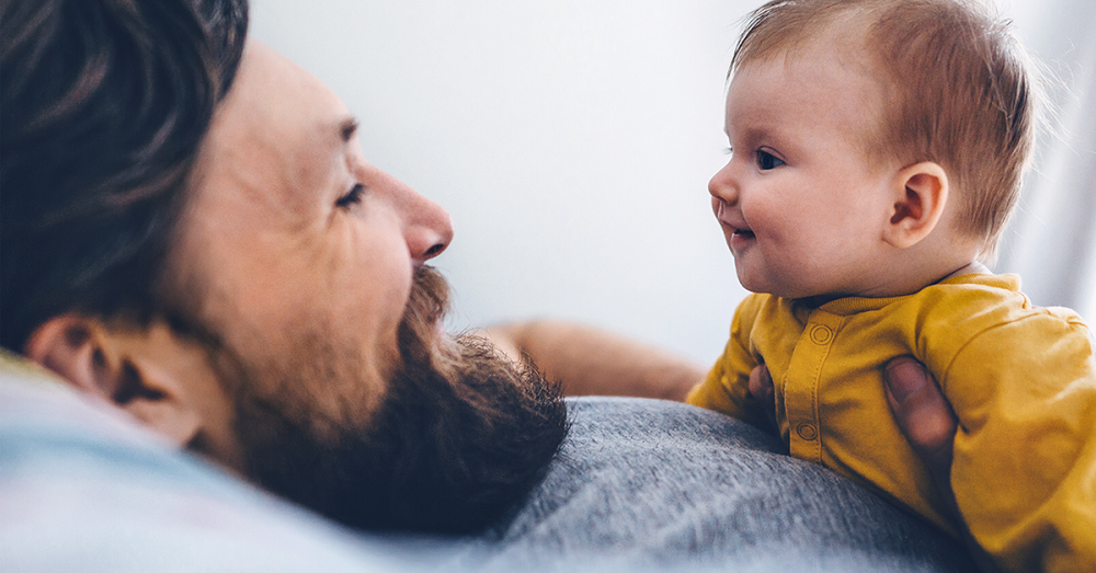 Un père et son bébé programme de congé parental
