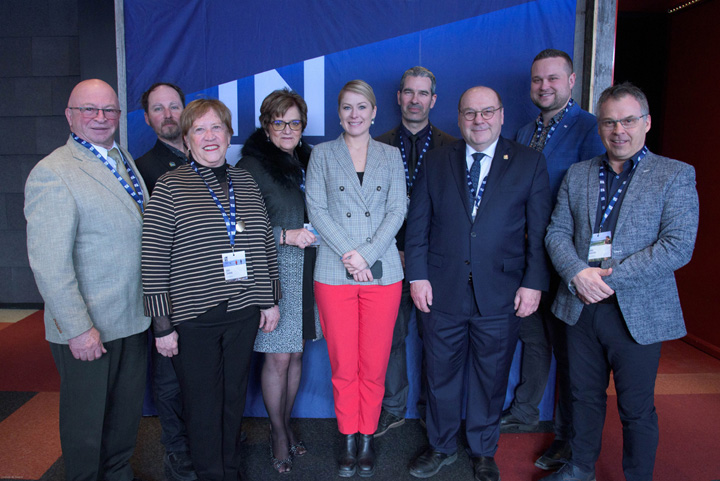 Légende: Christyan Dufour, Maire de L’Isle-aux-Coudres Alexandre Girard, Maire de Notre-Dame-des-Monts Odile Comeau, Préfète de la MRC de Charlevoix-Est et mairesse de Saint-Irénée Claire Gagnon, Mairesse de Saint-Aimé-des-Lacs Karianne Bourassa, Députée de Charlevoix-Côte-de-Beaupré Patrick Lavoie, Maire de Saint-Hilarion Luc-Alain Giraldeau, Directeur général de l’INRS Michael Pilote, Maire de Baie-Saint-Paul Michel Couturier, Maire de La Malbaie